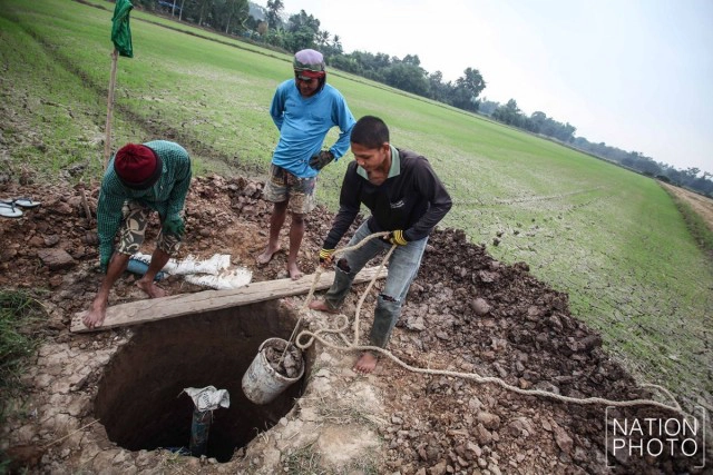 แล้งจัด ..ชาวนาชัยนาทต้องขุดบ่อเอง