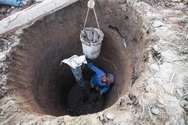 แล้งจัด ..ชาวนาชัยนาทต้องขุดบ่อเอง