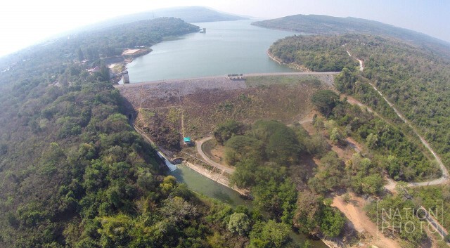 ภาพมุมสูง  สถานการณ์น้ำเขื่อนลำตะคอง น้ำน้อยเหลือใช้ได้แค่ ก.ค.59