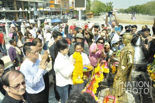 ยิ่งลักษณ์สักการะย่าโม ชักดาบตะโกน สู้ๆ