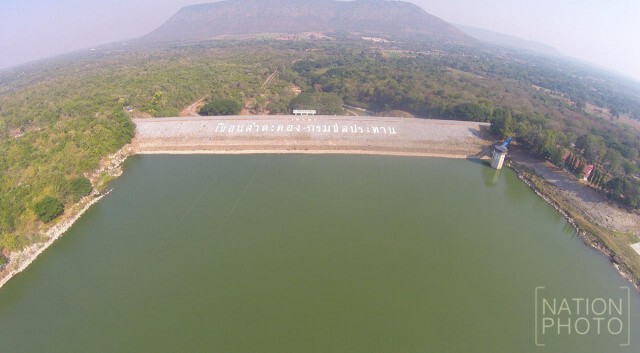 ภาพมุมสูง  สถานการณ์น้ำเขื่อนลำตะคอง น้ำน้อยเหลือใช้ได้แค่ ก.ค.59