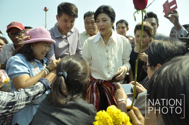 ยิ่งลักษณ์สักการะย่าโม ชักดาบตะโกน สู้ๆ
