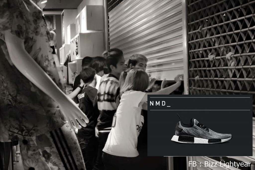 ชุลมุน...ต่อคิวแย่งซื้อรองเท้า Adidas อลหม่าน ถึงขั้นแทบพังร้าน ชุลมุน...ต่อคิวแย่งซื้อรองเท้า Adidas อลหม่าน ถึงขั้นแทบพังร้าน