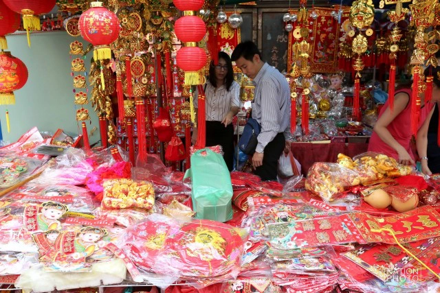 ภาพชุด ชาวไทยเชื้อสายจีนแห่ ซื้อสิ่งเสริมศิริมงคลชีวิต ต้อนรับตรุษจีน