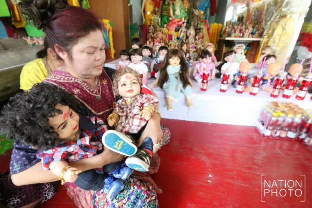 แห่เข้าวัด...ขอตุ๊กตาลูกเทพโดนทิ้งมาเลี้ยงต่อ