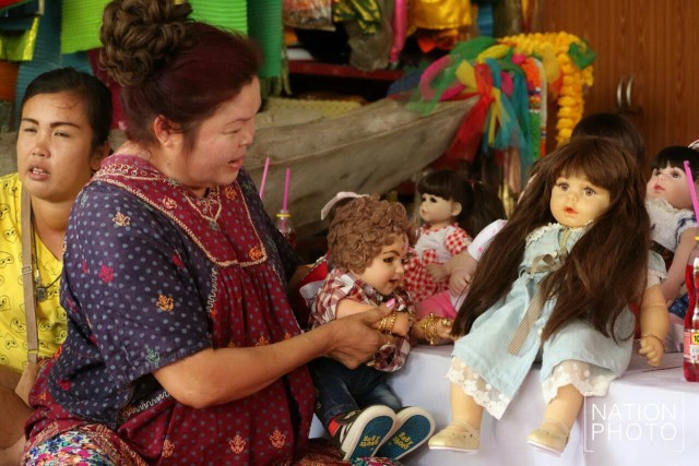 แห่เข้าวัด...ขอตุ๊กตาลูกเทพโดนทิ้งมาเลี้ยงต่อ