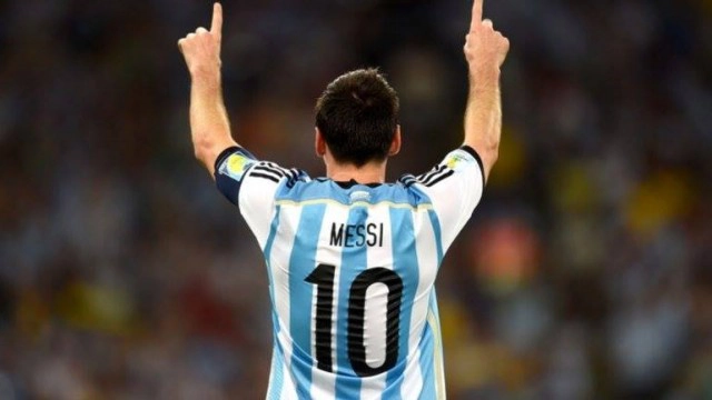 น้ำตาจะไหล...เด็กอัฟกันใส่เสื้อบอล "เมสซี" ที่ทำจากถุงพลาสติก