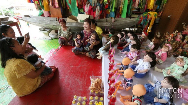 แห่เข้าวัด...ขอตุ๊กตาลูกเทพโดนทิ้งมาเลี้ยงต่อ