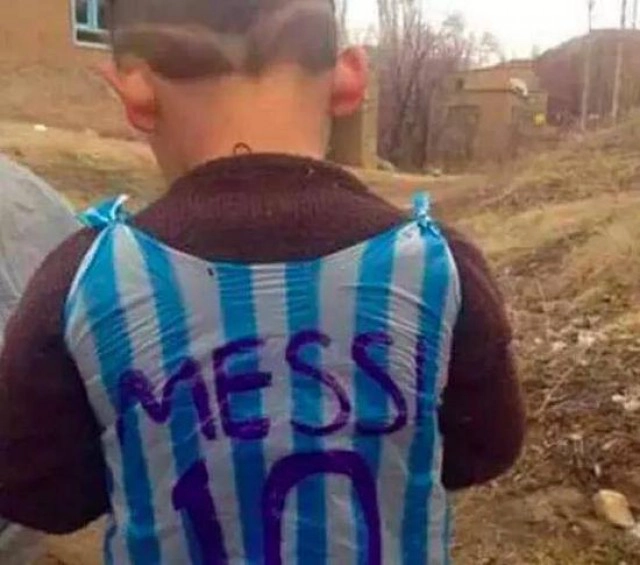 น้ำตาจะไหล...เด็กอัฟกันใส่เสื้อบอล "เมสซี" ที่ทำจากถุงพลาสติก