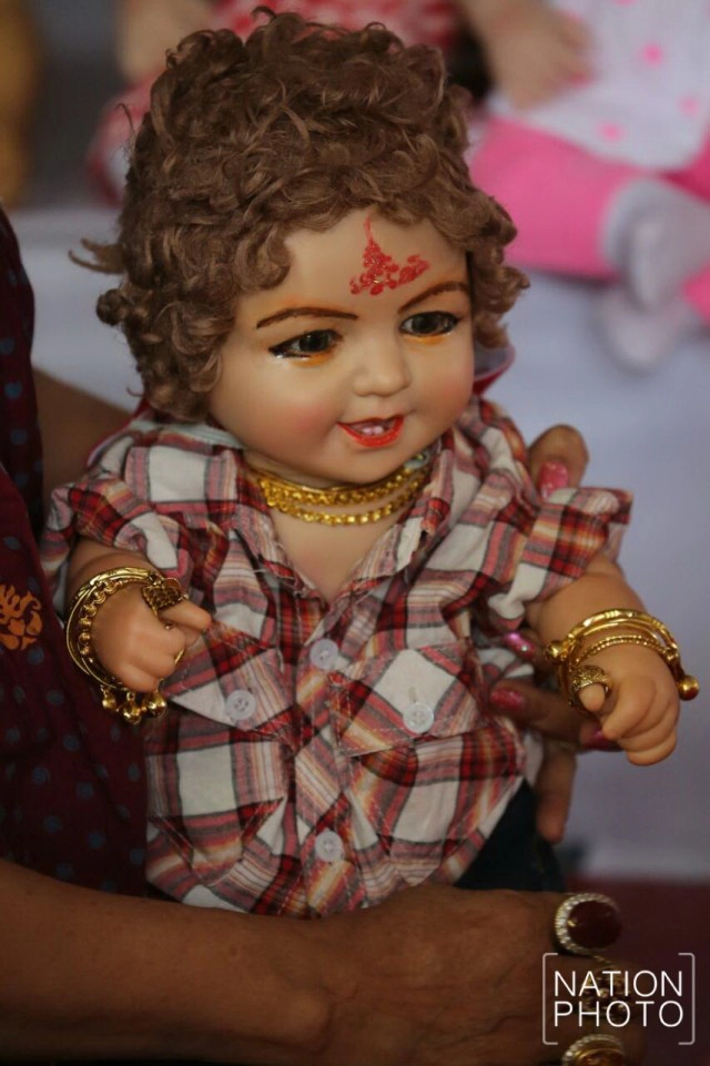 แห่เข้าวัด...ขอตุ๊กตาลูกเทพโดนทิ้งมาเลี้ยงต่อ