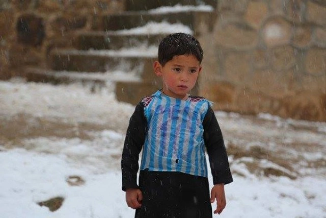 น้ำตาจะไหล...เด็กอัฟกันใส่เสื้อบอล "เมสซี" ที่ทำจากถุงพลาสติก