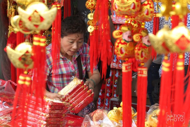 ภาพชุด ชาวไทยเชื้อสายจีนแห่ ซื้อสิ่งเสริมศิริมงคลชีวิต ต้อนรับตรุษจีน