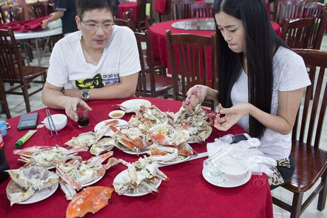 คิดแปลก! สาวชาวจีนทิ้งอาชีพแอร์โฮสเตสมารับจ้างแกะปู
