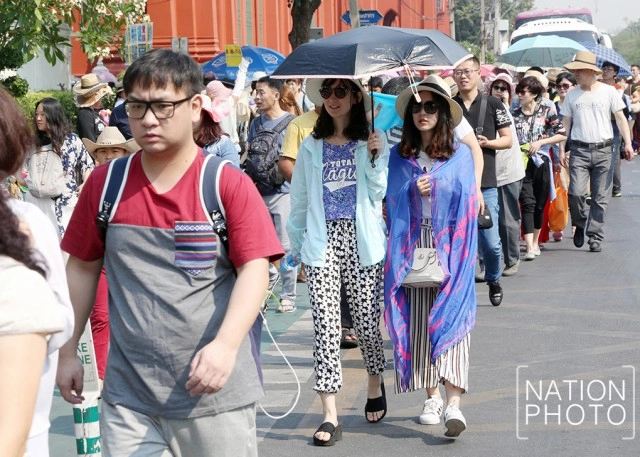 คึกคัก!นักท่องเที่ยวแห่เข้า"วัดพระแก้ว"ช่วงตรุษจีน