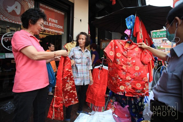 ภาพชุด ชาวไทยเชื้อสายจีนทะยอยซื้อของไหว้และชุดแดงรับเทศกาลตรุษจีน