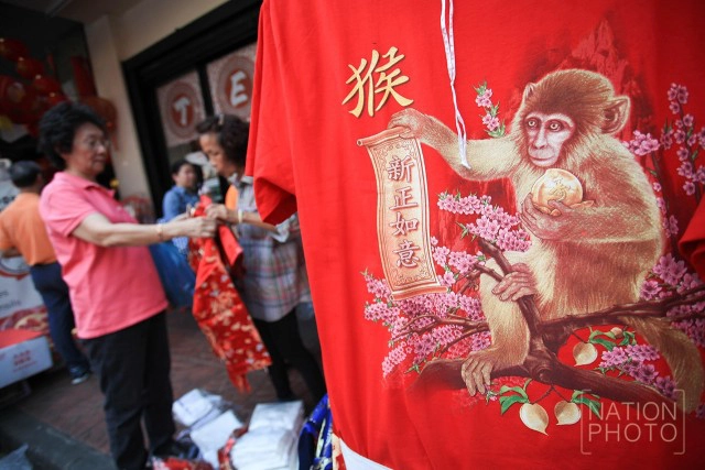 ภาพชุด ชาวไทยเชื้อสายจีนทะยอยซื้อของไหว้และชุดแดงรับเทศกาลตรุษจีน