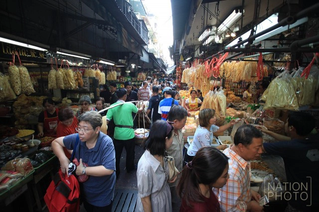 ภาพชุด ชาวไทยเชื้อสายจีนทะยอยซื้อของไหว้และชุดแดงรับเทศกาลตรุษจีน