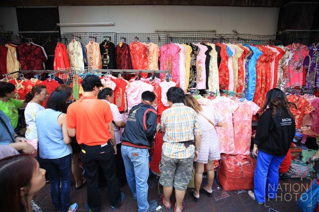 ภาพชุด ชาวไทยเชื้อสายจีนทะยอยซื้อของไหว้และชุดแดงรับเทศกาลตรุษจีน