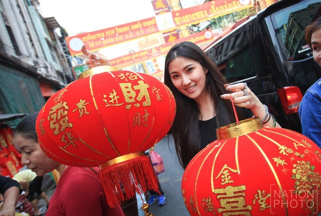 ภาพชุด ชาวไทยเชื้อสายจีนทะยอยซื้อของไหว้และชุดแดงรับเทศกาลตรุษจีน