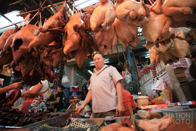 ภาพชุด ชาวไทยเชื้อสายจีนทะยอยซื้อของไหว้และชุดแดงรับเทศกาลตรุษจีน