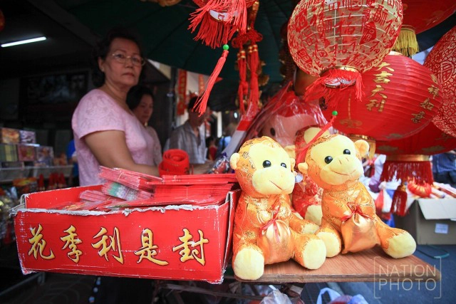 ภาพชุด ชาวไทยเชื้อสายจีนทะยอยซื้อของไหว้และชุดแดงรับเทศกาลตรุษจีน