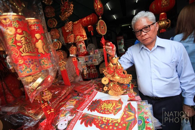 ภาพชุด ชาวไทยเชื้อสายจีนทะยอยซื้อของไหว้และชุดแดงรับเทศกาลตรุษจีน