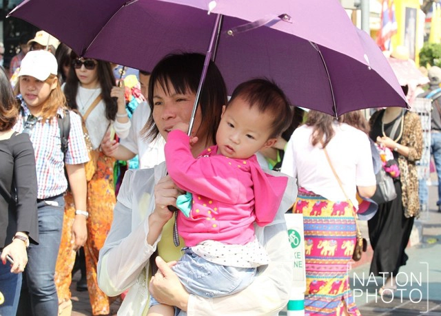 คึกคัก!นักท่องเที่ยวแห่เข้า"วัดพระแก้ว"ช่วงตรุษจีน