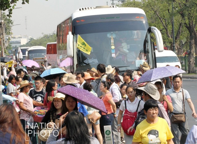 คึกคัก!นักท่องเที่ยวแห่เข้า"วัดพระแก้ว"ช่วงตรุษจีน
