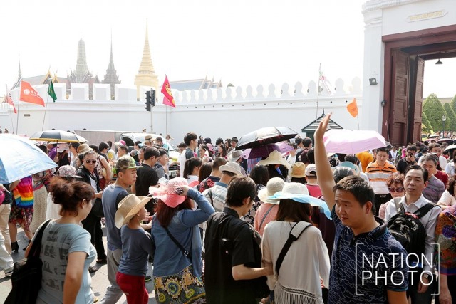 คึกคัก!นักท่องเที่ยวแห่เข้า"วัดพระแก้ว"ช่วงตรุษจีน