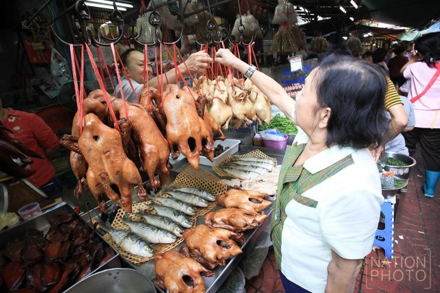 ภาพชุด ชาวไทยเชื้อสายจีนทะยอยซื้อของไหว้และชุดแดงรับเทศกาลตรุษจีน