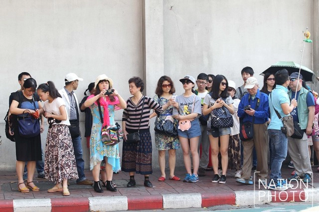 คึกคัก!นักท่องเที่ยวแห่เข้า"วัดพระแก้ว"ช่วงตรุษจีน