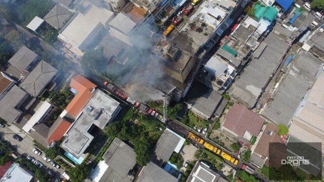 ภาพมุมสูง เหตุเพลิงไหม้ อาคารสูง 10 ชั้น  ซ.นราธิวาส ซ.18