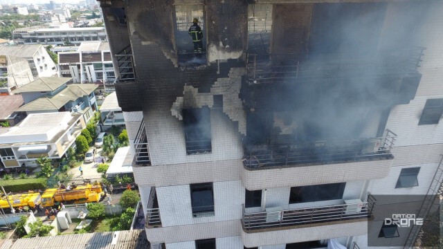 ภาพมุมสูง เหตุเพลิงไหม้ อาคารสูง 10 ชั้น  ซ.นราธิวาส ซ.18