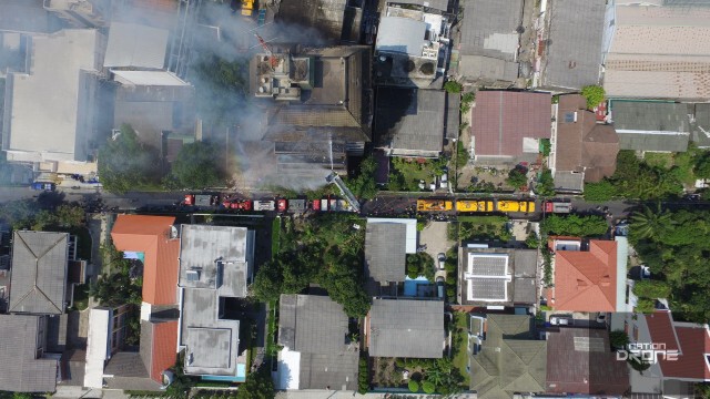 ภาพมุมสูง เหตุเพลิงไหม้ อาคารสูง 10 ชั้น  ซ.นราธิวาส ซ.18