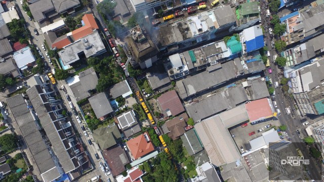 ภาพมุมสูง เหตุเพลิงไหม้ อาคารสูง 10 ชั้น  ซ.นราธิวาส ซ.18