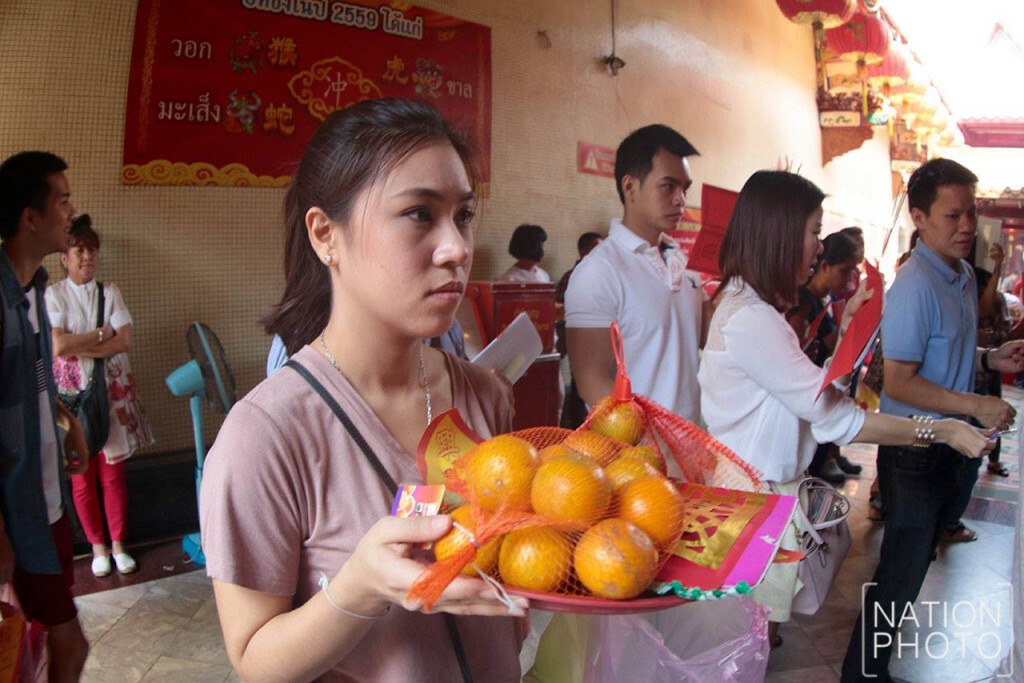 คนไทยเชื้อสายจีน ขอพรสิ่งศักดิ์สิทธิ์ ที่วัดเล่งเน่ยยี่ ก่อนถึงตรุษจีน คนไทยเชื้อสายจีน ขอพรสิ่งศักดิ์สิทธิ์ ที่วัดเล่งเน่ยยี่ ก่อนถึงตรุษจีน