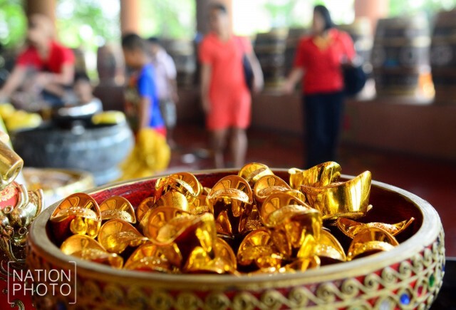 ภาพชุด ชาวไทยเชื้อสายจีนเดินทางมาขอพรที่ตำหนักพระแม่กวนอิม
