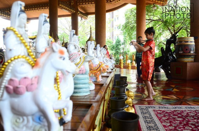 ภาพชุด ชาวไทยเชื้อสายจีนเดินทางมาขอพรที่ตำหนักพระแม่กวนอิม