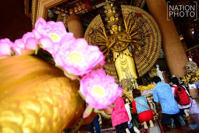 ภาพชุด ชาวไทยเชื้อสายจีนเดินทางมาขอพรที่ตำหนักพระแม่กวนอิม