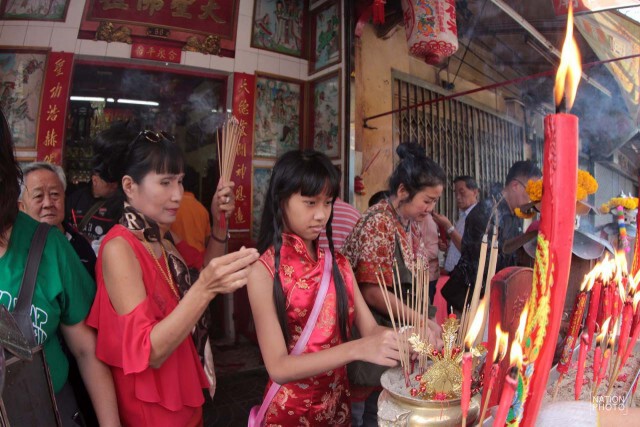 คึกคัก! ประชาชนจำนวนมากเดินทางมาไหว้ขอพร "ศาลเจ้าพ่อเห้งเจีย"