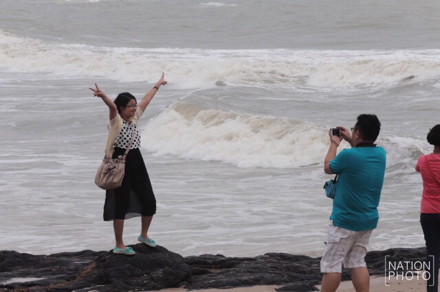 นักท่องเที่ยวไทย - มาเลย์แห่เที่ยวหาดสมิหลาช่วงเทศกาลวันตรุษจีน