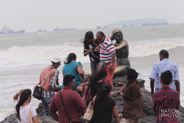 นักท่องเที่ยวไทย - มาเลย์แห่เที่ยวหาดสมิหลาช่วงเทศกาลวันตรุษจีน