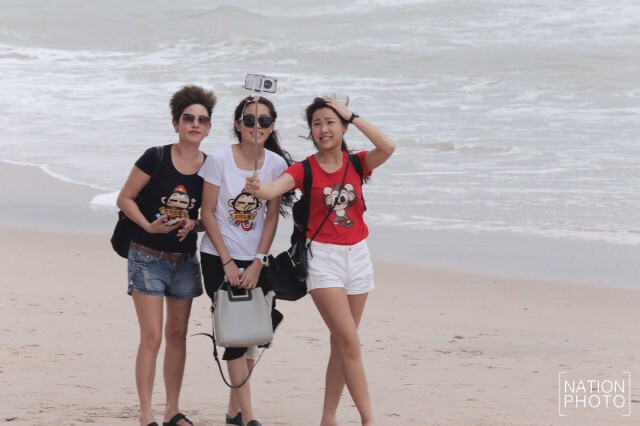 นักท่องเที่ยวไทย - มาเลย์แห่เที่ยวหาดสมิหลาช่วงเทศกาลวันตรุษจีน