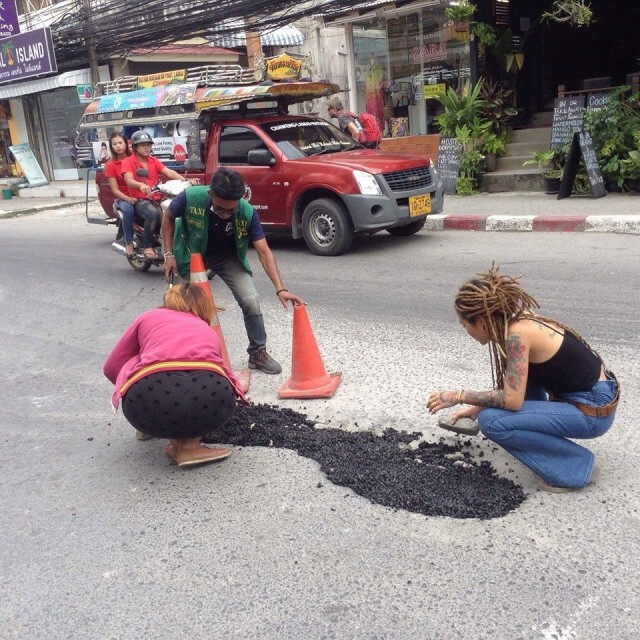 ไม่ง้อเทศบาล! สาวเท่ ซื้อ"ยางมะตอย"ซ่อมถนนเอง
เผยไม่อยากทนเห็น นทท.รถล้ม