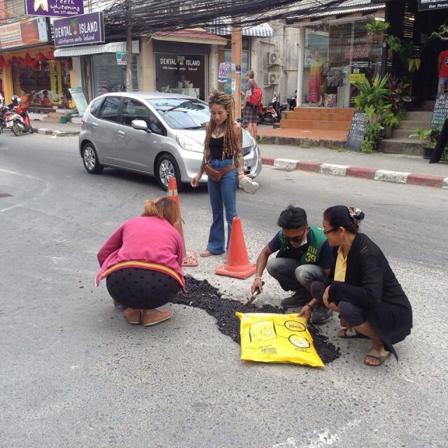 ไม่ง้อเทศบาล! สาวเท่ ซื้อ"ยางมะตอย"ซ่อมถนนเอง
เผยไม่อยากทนเห็น นทท.รถล้ม