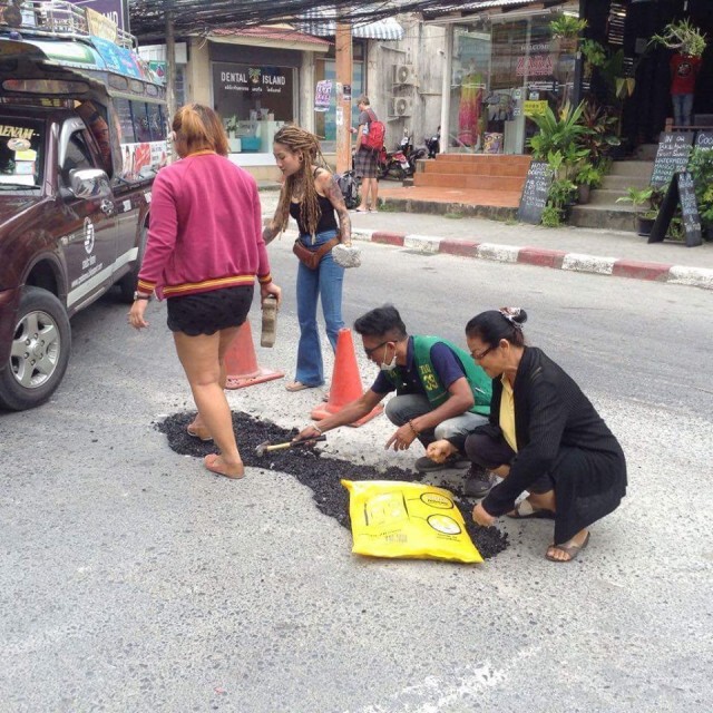 ไม่ง้อเทศบาล! สาวเท่ ซื้อ"ยางมะตอย"ซ่อมถนนเอง
เผยไม่อยากทนเห็น นทท.รถล้ม