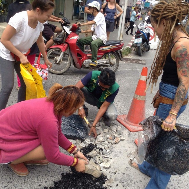 ไม่ง้อเทศบาล! สาวเท่ ซื้อ"ยางมะตอย"ซ่อมถนนเอง
เผยไม่อยากทนเห็น นทท.รถล้ม