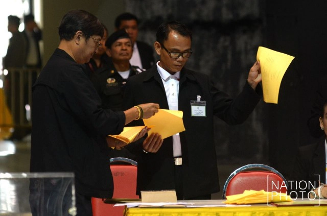 ชมภาพชุด การหย่อนบัตร เลือกตั้งนายกฯบอลไทย รอบเช้า