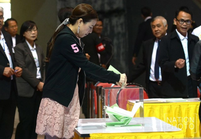 ชมภาพชุด การหย่อนบัตร เลือกตั้งนายกฯบอลไทย รอบเช้า