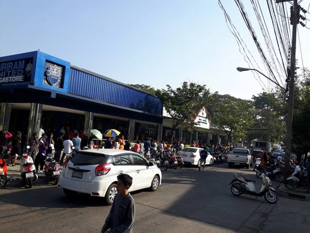 คิวยาวเหยียด!
แฟนบอล "บุรีรัมย์ฯ" แห่ซื้อเสื้อสีชมพู "THIRD JERSEY 2016"